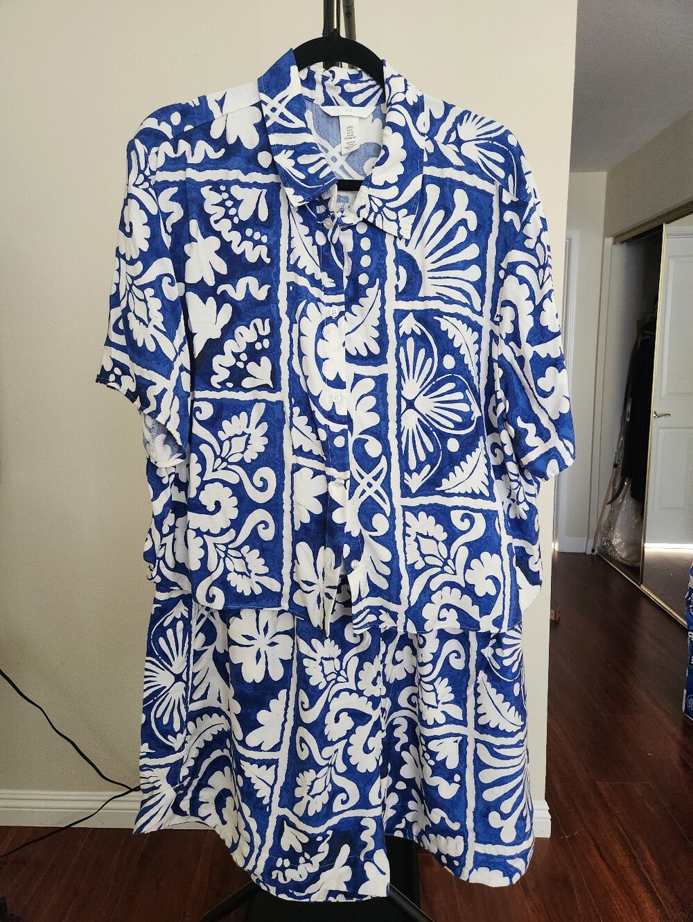 H&M Short Sleeve Short Set Blue and White Floral Button-Up Top XL - Picture 9 of 13